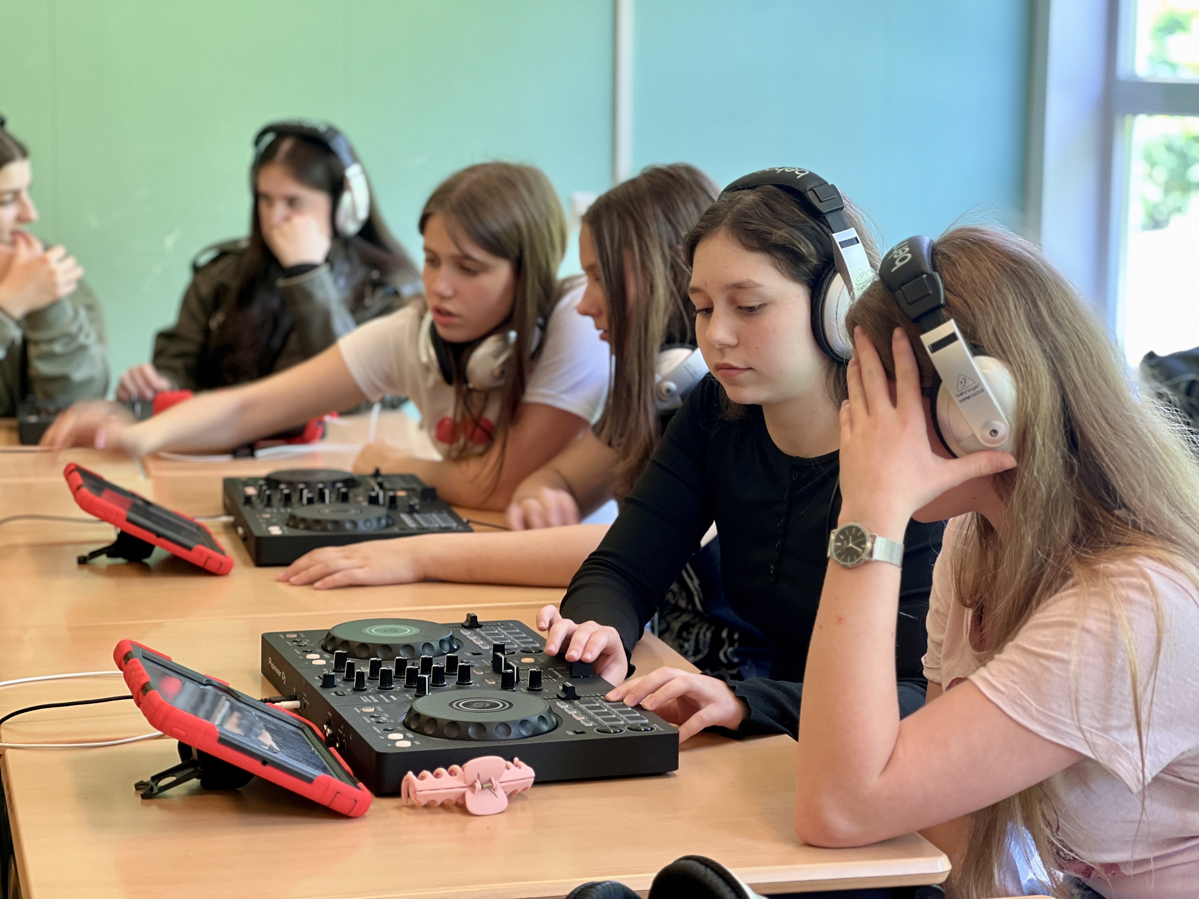 NT1 en NT2 studenten met DJ workshops